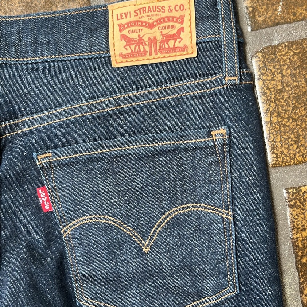 Levi’s Mid-Rise 312 Shaping Slim Leg Jean - Picture 10 of 15